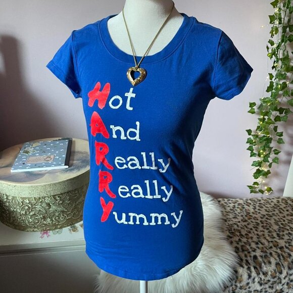 2000s Blue Harry “Hot And Really Really Yummy” Graphic Tee - Picture 1 of 8